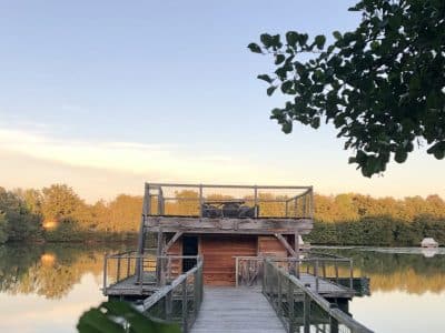 Cabane flottante en Auvergne-Rhône-Alpes, avec terrasse sur pilotis sur leau.