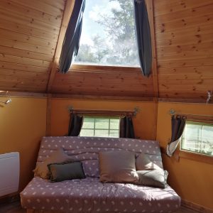 Hébergement insolite en Midi-Pyrénées : intérieur chaleureux avec un puits de lumière.