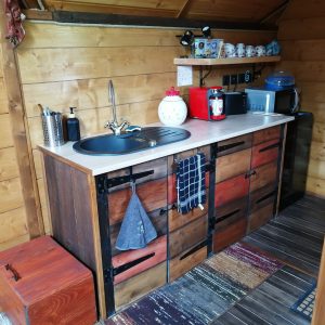 Cuisine en bois dans un hébergement insolite en Midi-Pyrénées, ambiance chaleureuse.