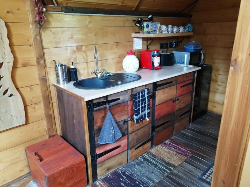 Cuisine en bois dans un chalet chaleureux, équipée et conviviale.