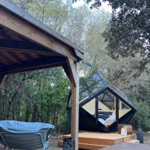 Hébergement insolite en Languedoc-Roussillon : cabane en bois avec un cube vitré.