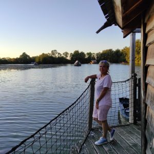 Cabane flottante en Auvergne-Rhône-Alpes, avec vue sur un lac paisible au coucher du soleil.