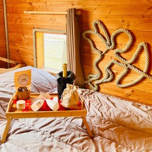 Cabane en bois cosy en Auvergne, avec un plateau de bienvenue et décoration en corde.