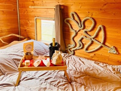 Cabane en bois cosy en Auvergne, avec un plateau de bienvenue et décoration en corde.