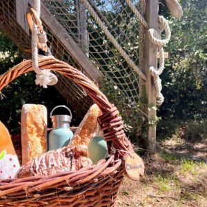 Panier gourmand près dune cabane perchée en Auvergne-Rhône-Alpes.