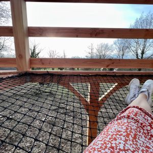 Hébergement insolite en Auvergne : filet suspendu offrant une vue dégagée sur la nature.