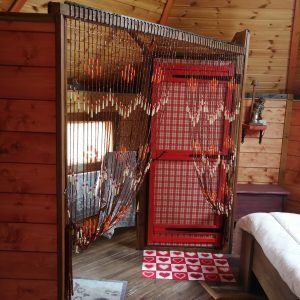 Hébergement insolite en Midi-Pyrénées, intérieur en bois avec rideaux colorés.