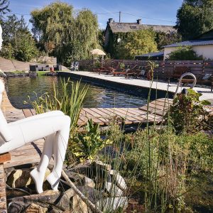 Hébergement insolite en Basse-Normandie, piscine naturelle et ambiance paisible.