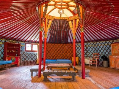 Yourte colorée avec un intérieur chaleureux, décoré de motifs traditionnels en Basse-Normandie.