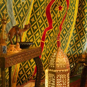 Au-Bonheur-Nomade-Tente-Caidale-Marocaine-Interieur-3-3mo-scaled