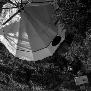 Tipi spacieux en Basse-Normandie, entouré de verdure et dun coin détente.