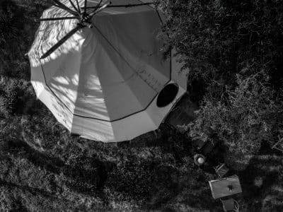 Tipi spacieux en Basse-Normandie, entouré de verdure et dun coin détente.