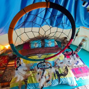 Tente berbère colorée avec un attrape-rêves et un lit douillet à Basse-Normandie.
