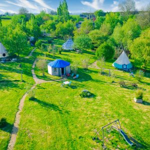 Hébergement insolite en Basse-Normandie : tipis et yourtes au milieu dun jardin verdoyant.