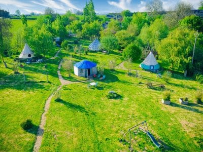 Hébergement insolite en Basse-Normandie : tipis et yourtes dans un cadre verdoyant.