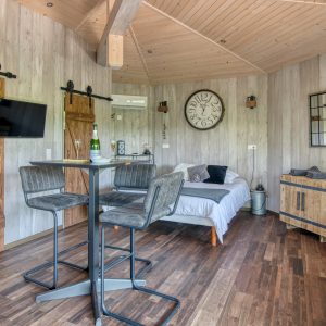 Hébergement insolite en bois à Languedoc-Roussillon, intérieur moderne et chaleureux.