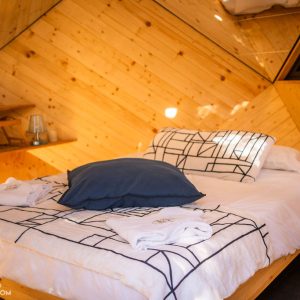 Cabane en bois dans le Languedoc-Roussillon, lit douillet et vue sur la nature.