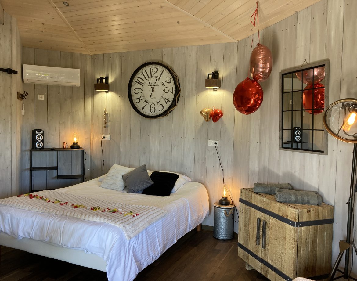 Chalet romantique en Languedoc-Roussillon, décoré avec des ballons et une horloge vintage.