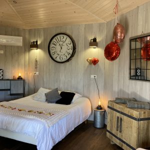 Chalet romantique en Languedoc-Roussillon, décoré avec des ballons et une horloge vintage.