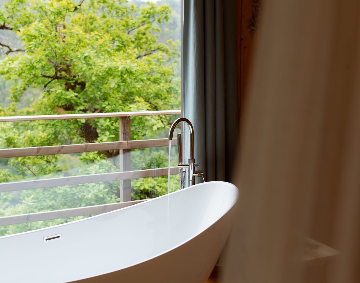 Bain en pleine nature dans un hébergement insolite au Limousin, vue sur la verdure.