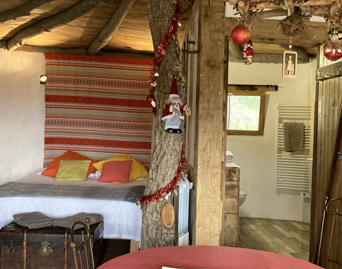 Cabane en bois dans le Languedoc-Roussillon, décorée avec des éléments festifs.