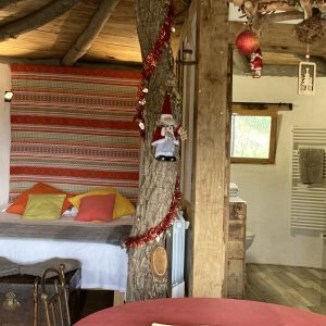 Cabane en bois dans le Languedoc-Roussillon, décorée avec des éléments festifs.