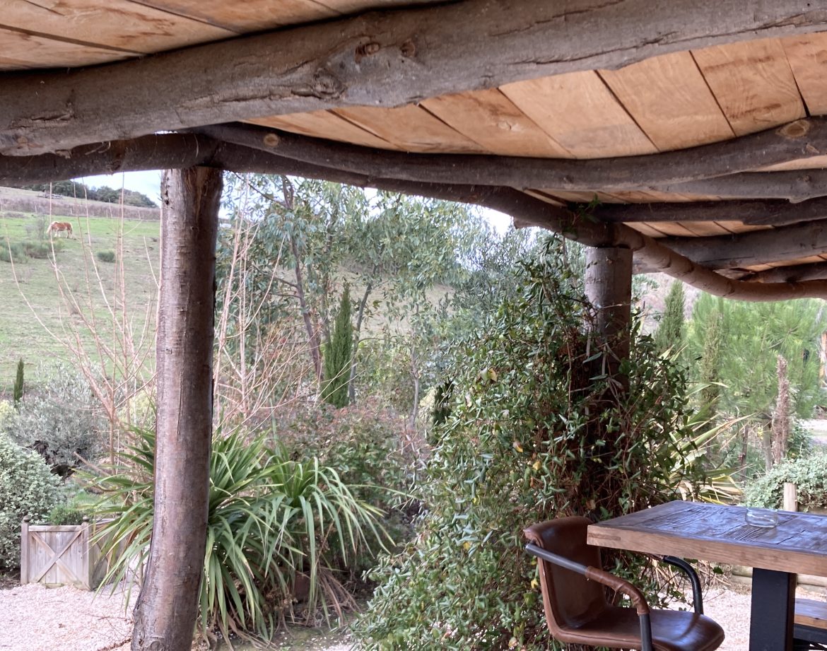 Hébergement insolite en bois avec une vue sur la nature verdoyante du Languedoc-Roussillon.