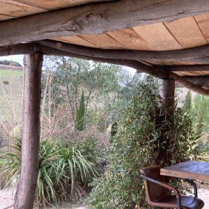 Hébergement insolite en bois avec une vue sur la nature verdoyante du Languedoc-Roussillon.