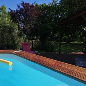 Hébergement insolite en Midi-Pyrénées avec piscine et jardin verdoyant.