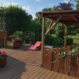 Hébergement insolite en Midi-Pyrénées avec terrasse en bois et piscine.