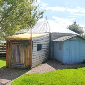 Hébergement insolite en yourte à Basse-Normandie, avec un toit en toile et des murs en bois.