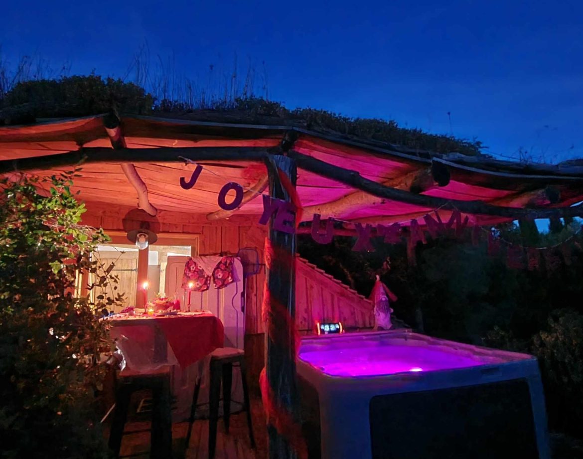 Hébergement insolite en Languedoc-Roussillon avec jacuzzi illuminé et ambiance romantique.