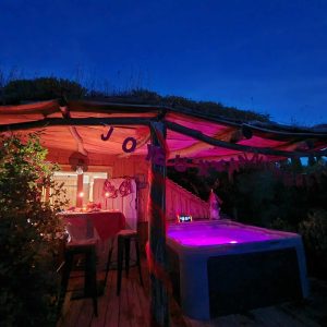Hébergement insolite en Languedoc-Roussillon avec jacuzzi illuminé et ambiance romantique.