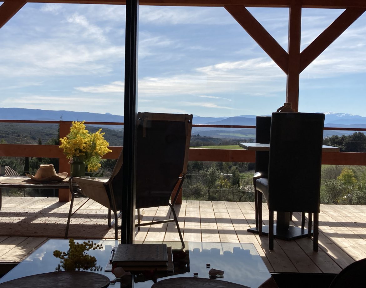 Hébergement insolite en Languedoc-Roussillon avec vue panoramique sur les montagnes.