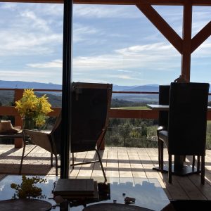Hébergement insolite en Languedoc-Roussillon avec vue panoramique sur les montagnes.