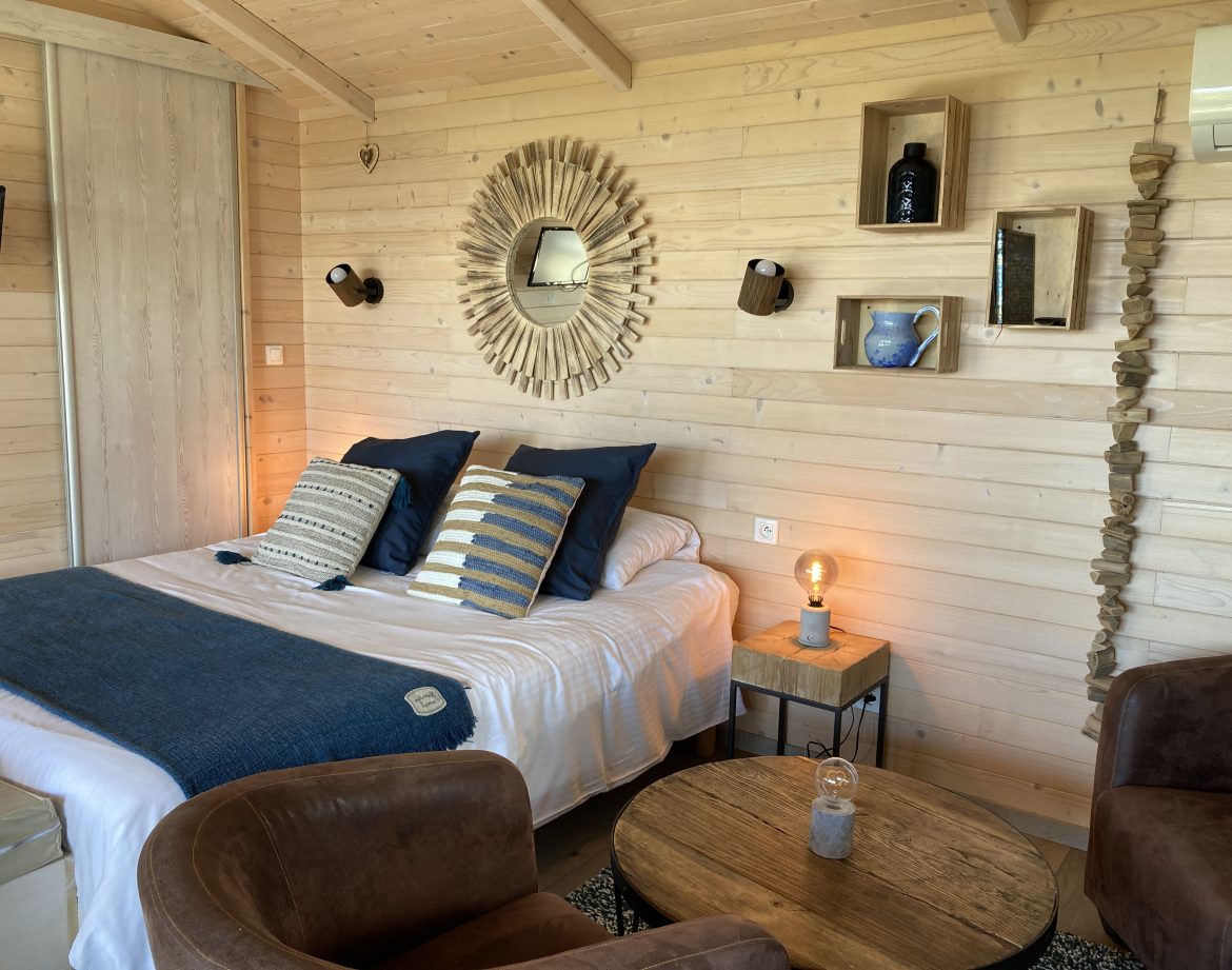 Hébergement insolite en bois avec lit douillet et décoration chaleureuse à Languedoc-Roussillon.