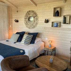 Hébergement insolite en bois avec lit douillet et décoration chaleureuse à Languedoc-Roussillon.