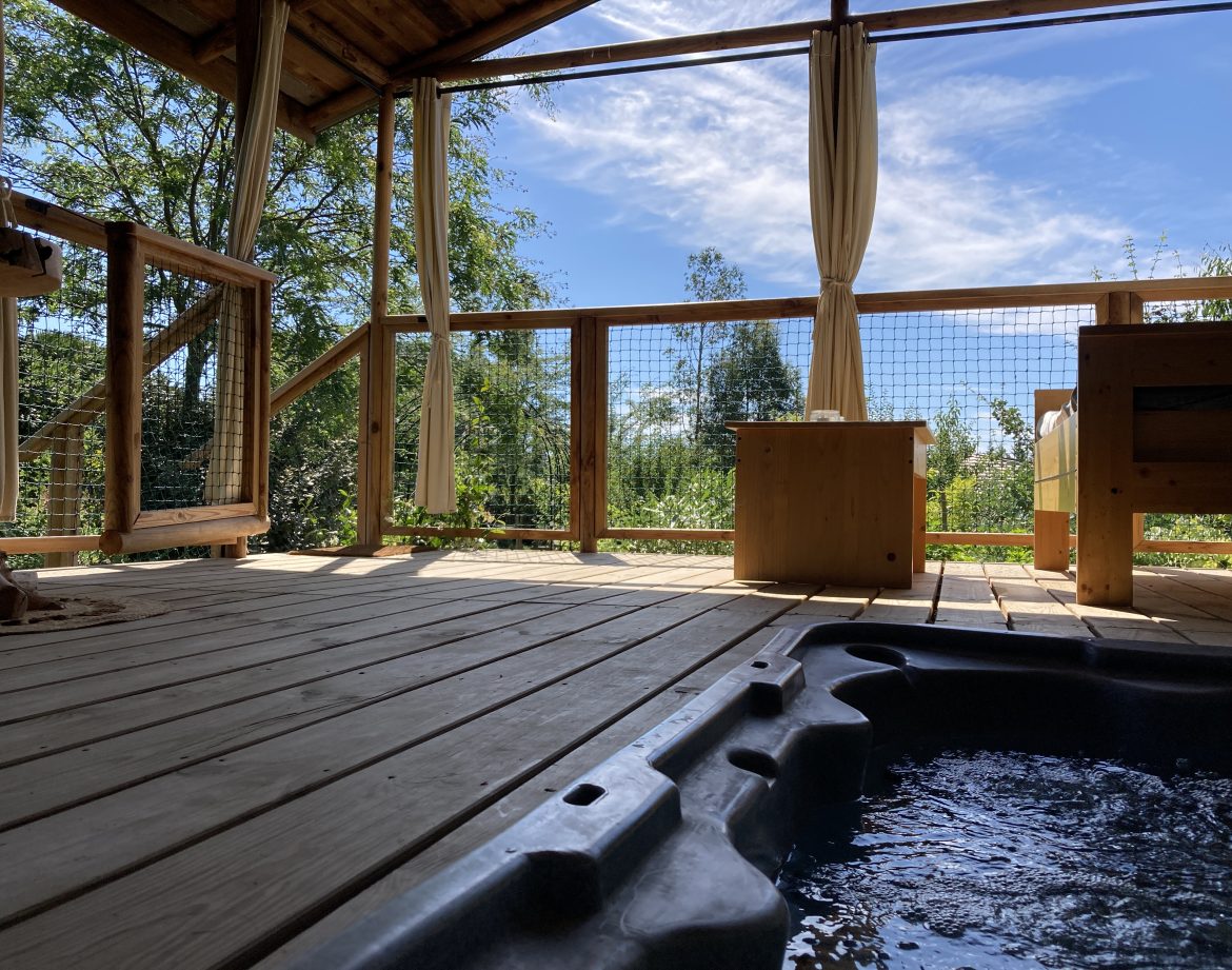 Cabane perchée en Languedoc-Roussillon avec jacuzzi et vue sur la nature.
