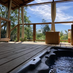 Cabane perchée en Languedoc-Roussillon avec jacuzzi et vue sur la nature.