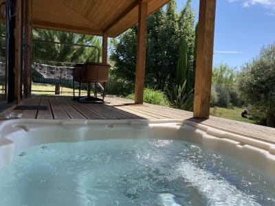 Hébergement insolite en Languedoc-Roussillon avec jacuzzi et terrasse en bois.