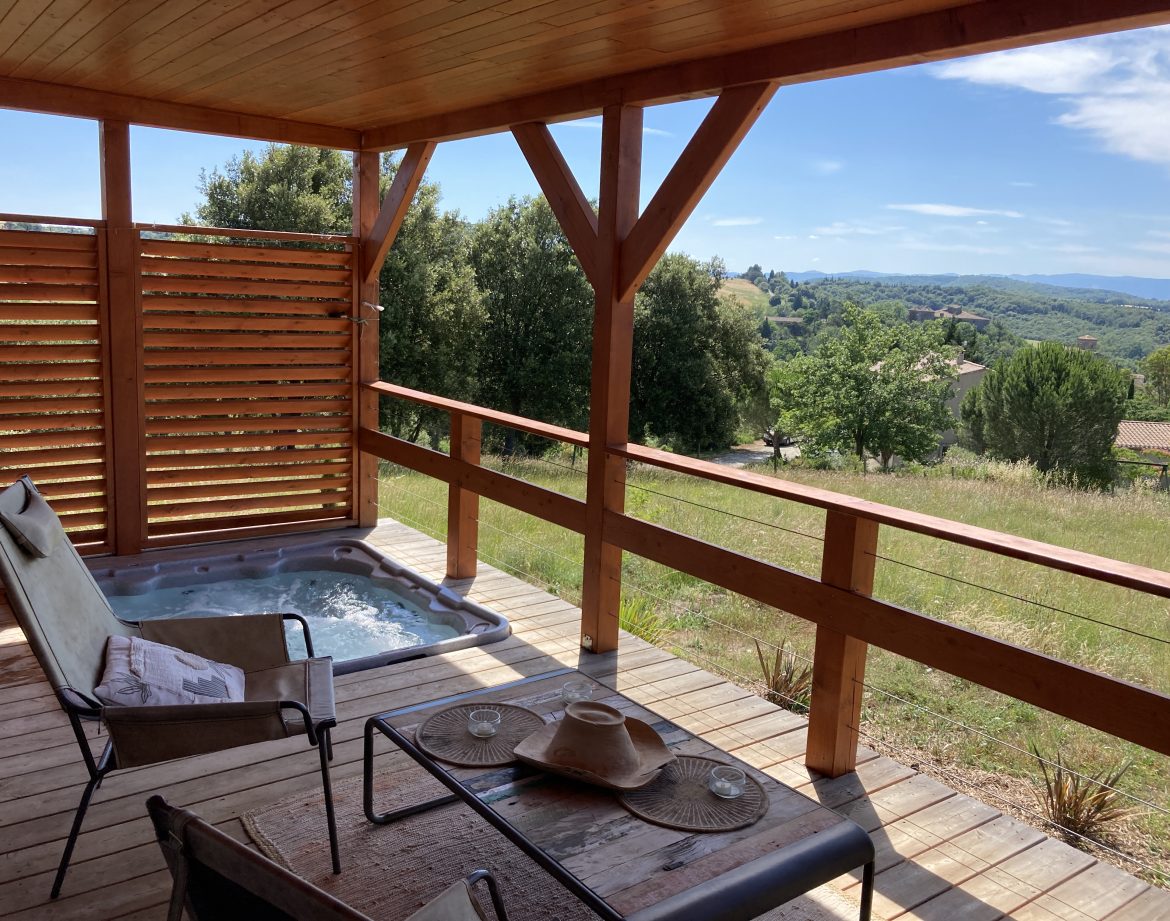 Hébergement insolite en Languedoc-Roussillon avec jacuzzi et vue panoramique sur la nature.