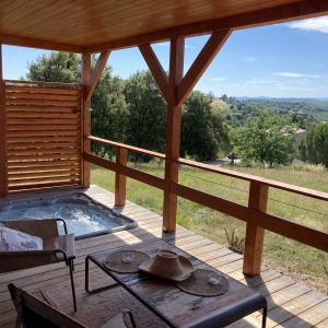 Hébergement insolite en Languedoc-Roussillon avec jacuzzi et vue panoramique sur la nature.