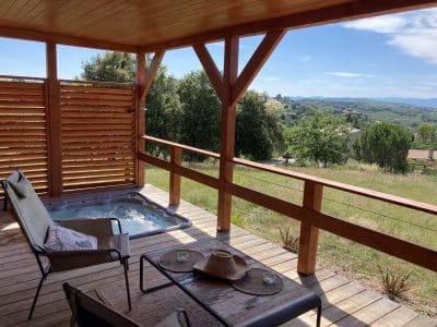 Hébergement insolite en Languedoc-Roussillon avec jacuzzi et vue panoramique sur la nature.