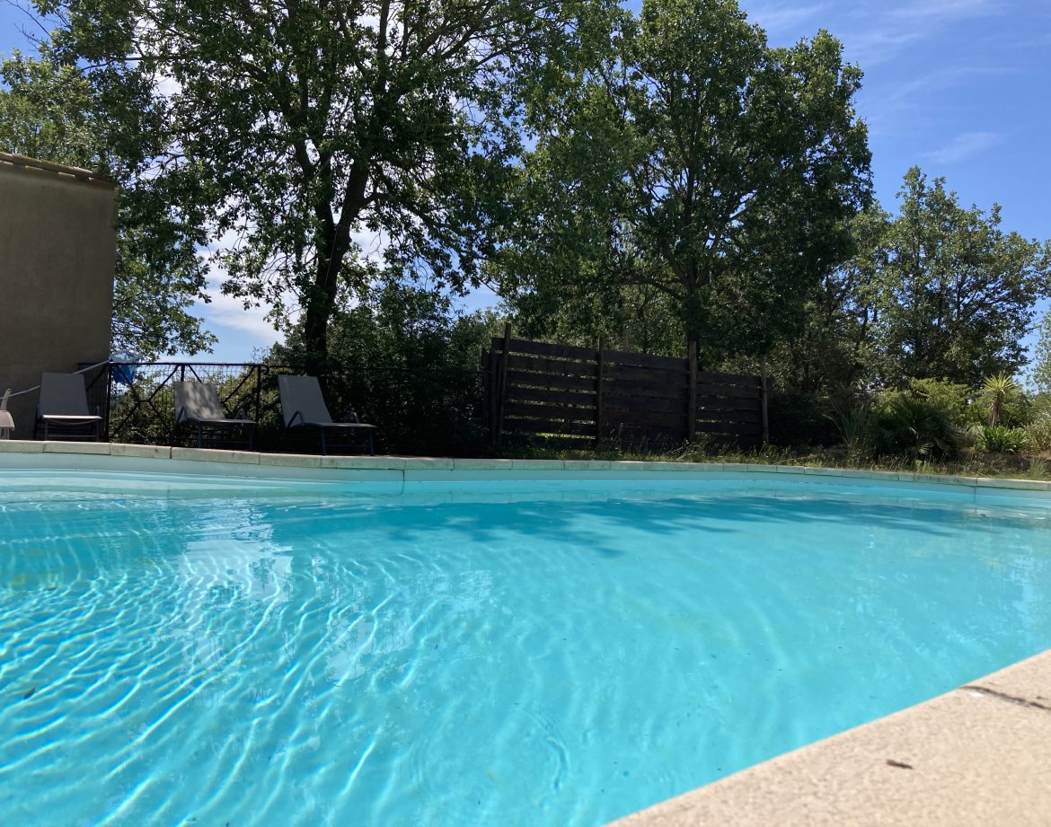 Hébergement insolite en Languedoc-Roussillon avec piscine et verdure environnante.