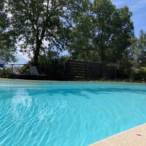 Hébergement insolite en Languedoc-Roussillon avec piscine et verdure environnante.