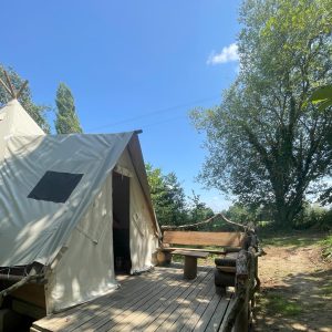 Tente safari en Basse-Normandie, avec terrasse en bois et vue sur la nature.