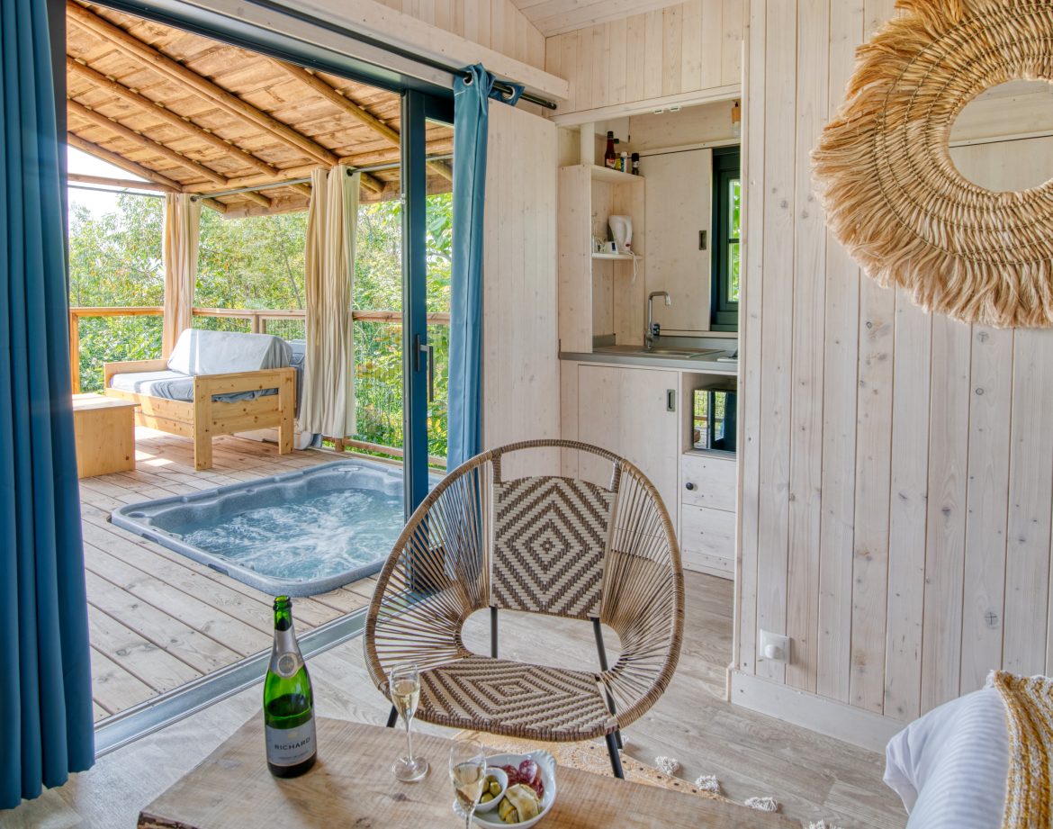 Hébergement insolite en bois avec jacuzzi, vue sur la nature à Languedoc-Roussillon.