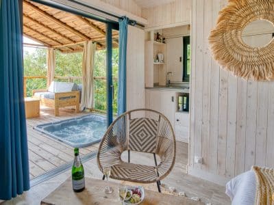 Hébergement insolite en bois avec jacuzzi, vue sur la nature à Languedoc-Roussillon.