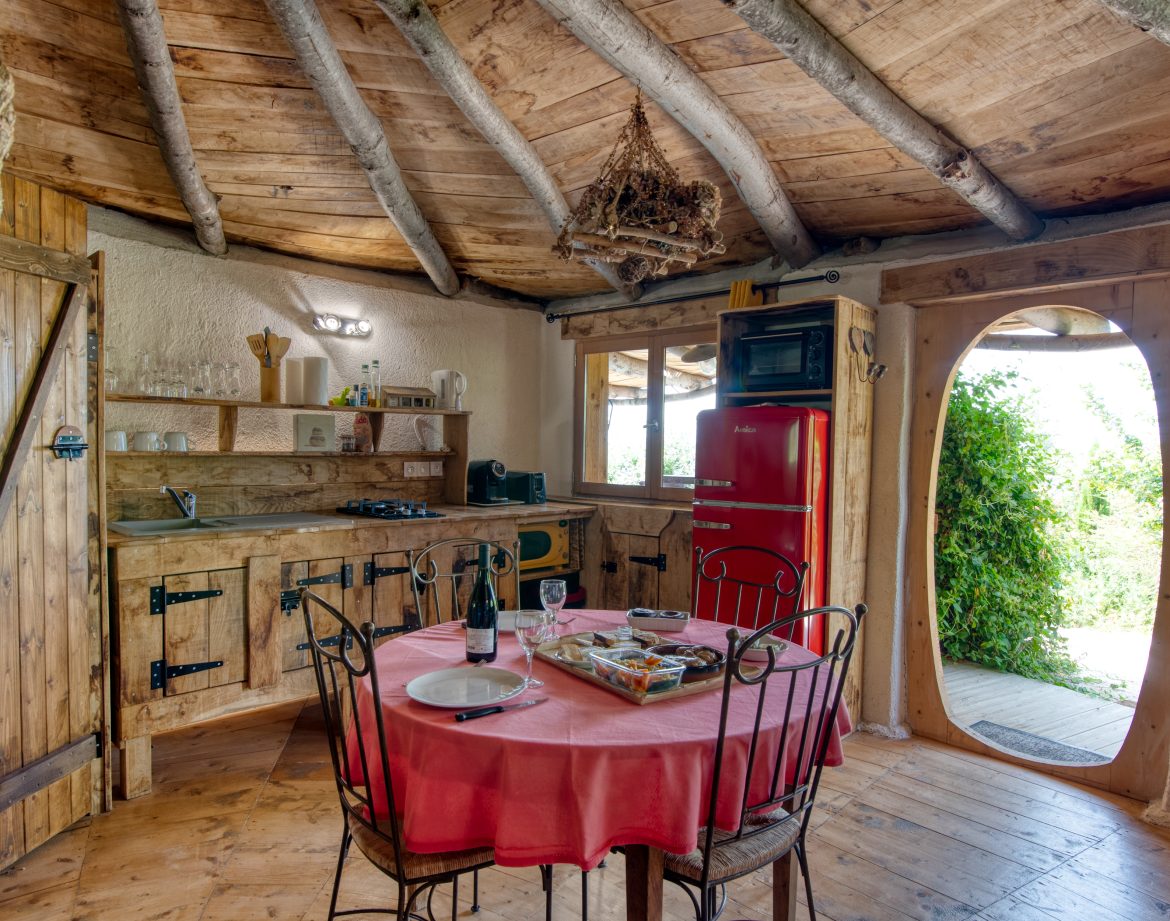 Cabane en bois au Languedoc-Roussillon, avec un intérieur chaleureux et une vue accueillante.