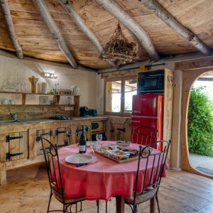 Cabane en bois au Languedoc-Roussillon, avec un intérieur chaleureux et une vue accueillante.